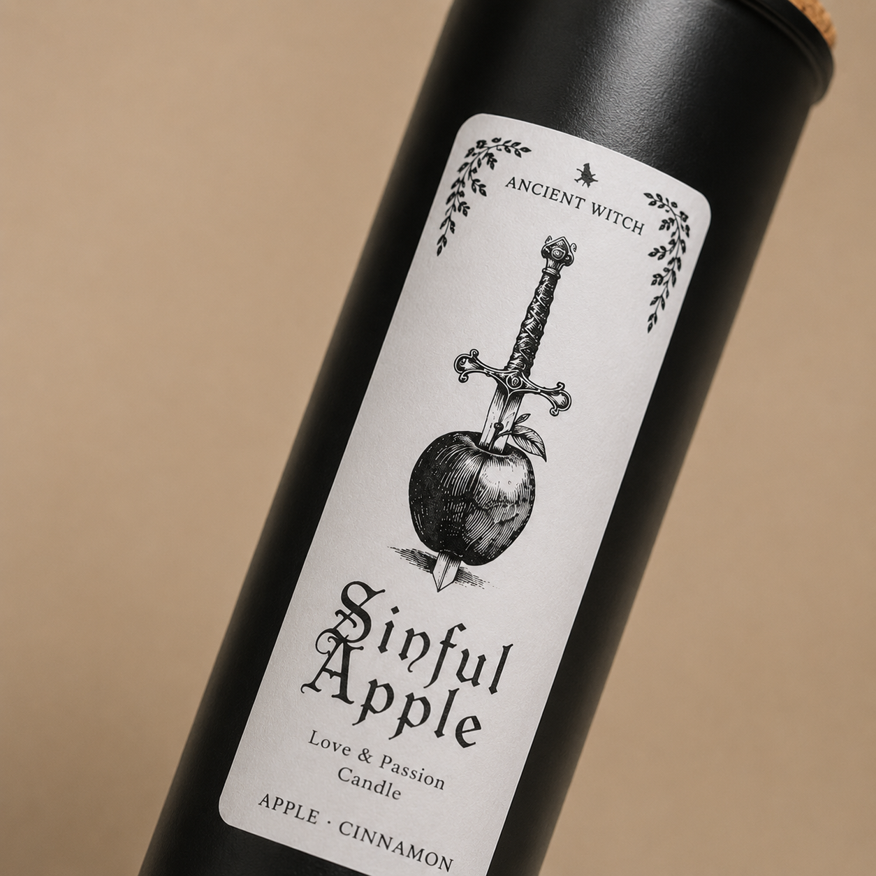Zoom sur l’étiquette et le packaging de la bougie rituelle Sinful Apple parfum pomme et cannelle