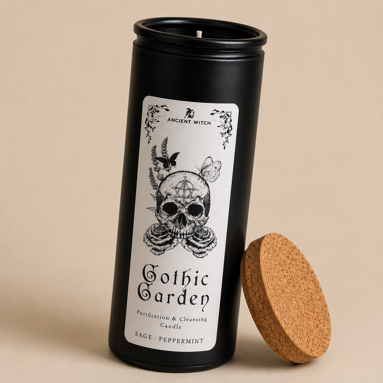 Zoom sur l’étiquette et le packaging noir de la bougie rituelle Witches Queen parfum Velvet Moon