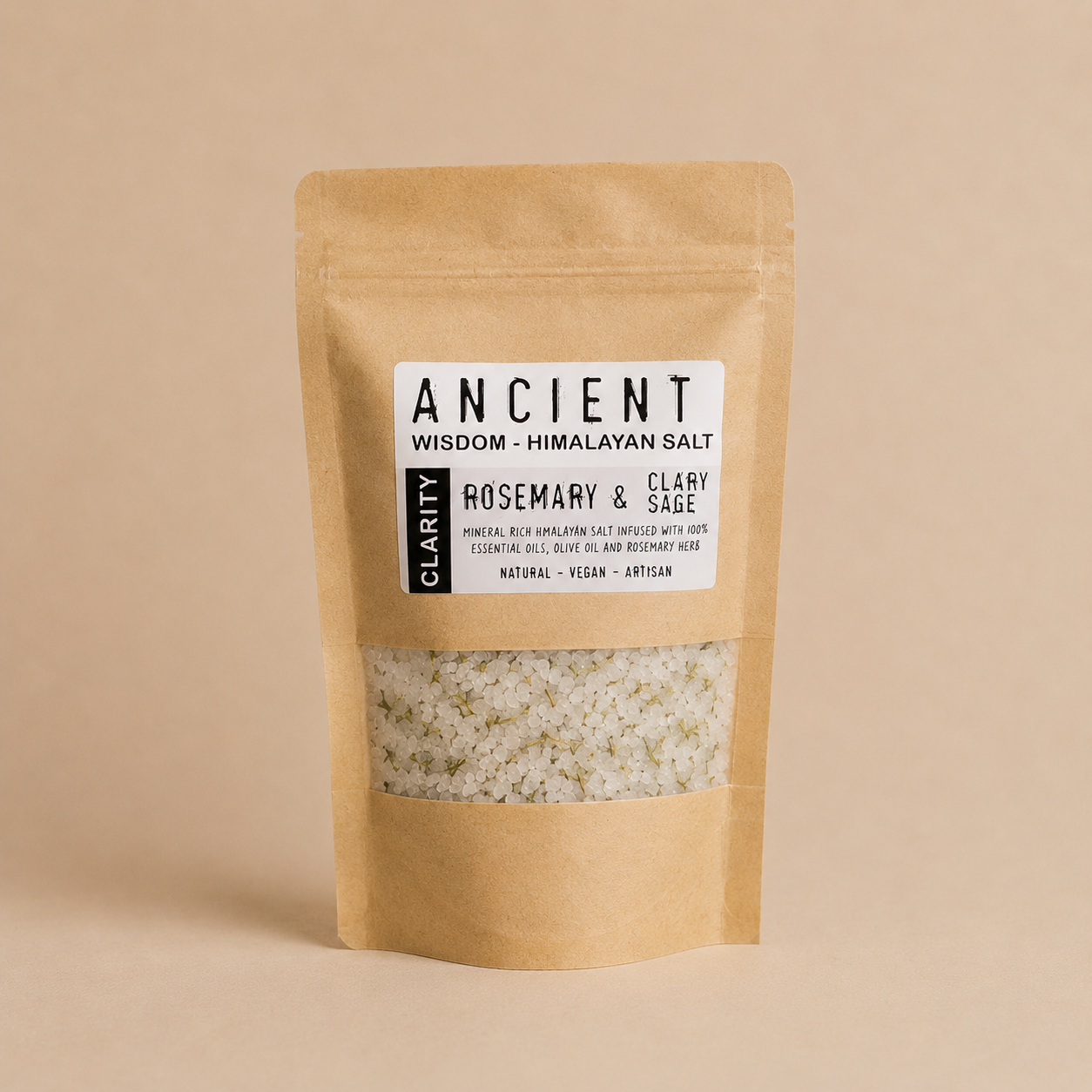 Sel de bain de l’Himalaya au romarin et à la sauge sclarée présenté dans son emballage sur fond beige neutre pour rituel bien-être et purification