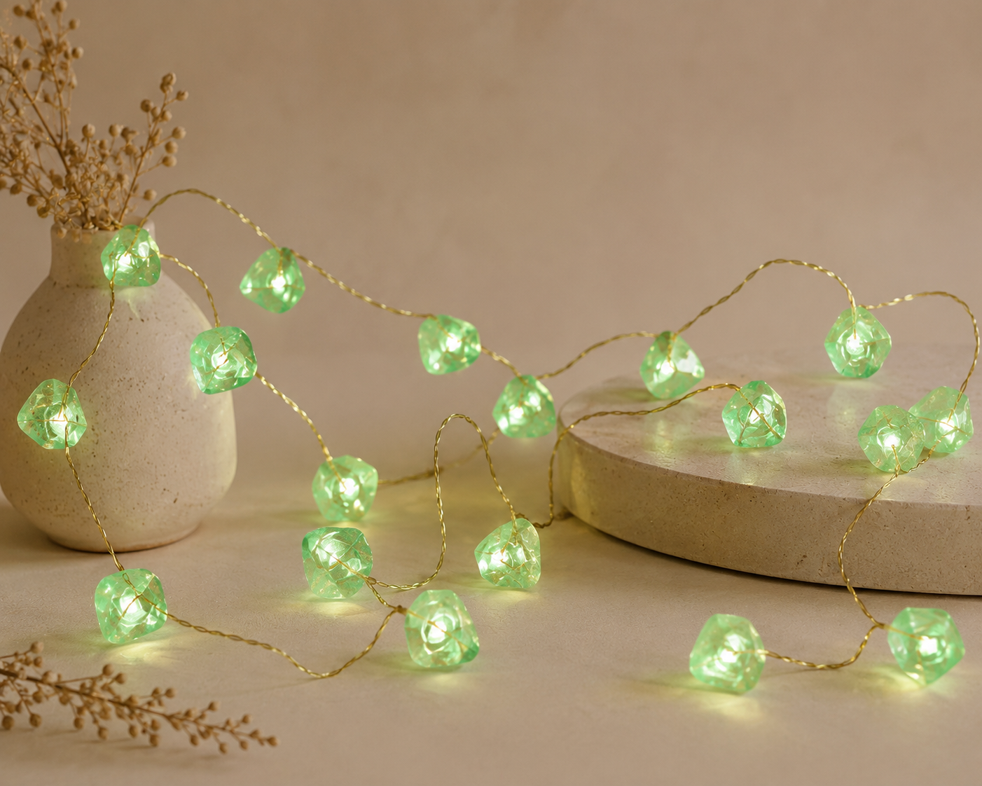 Guirlande lumineuse en pierre de jade avec éclairage LED vert présentée sur fond neutre pour décoration spirituelle et ambiance zen