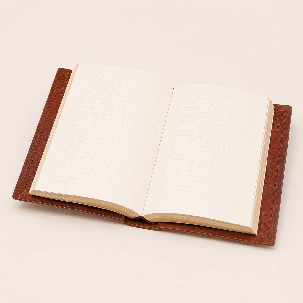 Journal en cuir artisanal ouvert avec pages lignées, idéal pour l'écriture quotidienne, les rêves, les intentions et le développement personnel