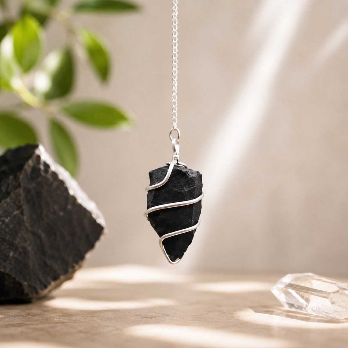 pendule suspendu chaine argentée agate noir en décor et plante verte