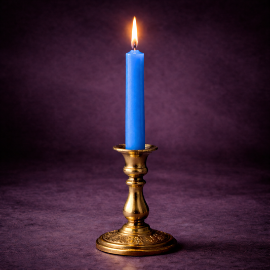 bougie rituelle bleue allumee dans chandelier magie apaisement protection serenite rituel