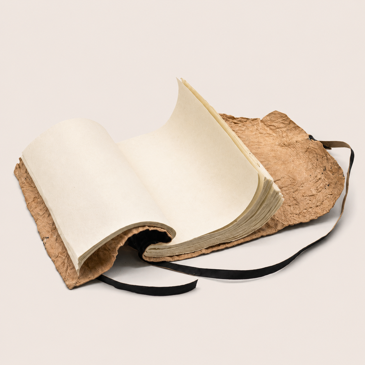 Carnet artisanal en cuir avec pages vierges fait main, idéal pour grimoire, journal spirituel ou livre des ombres.