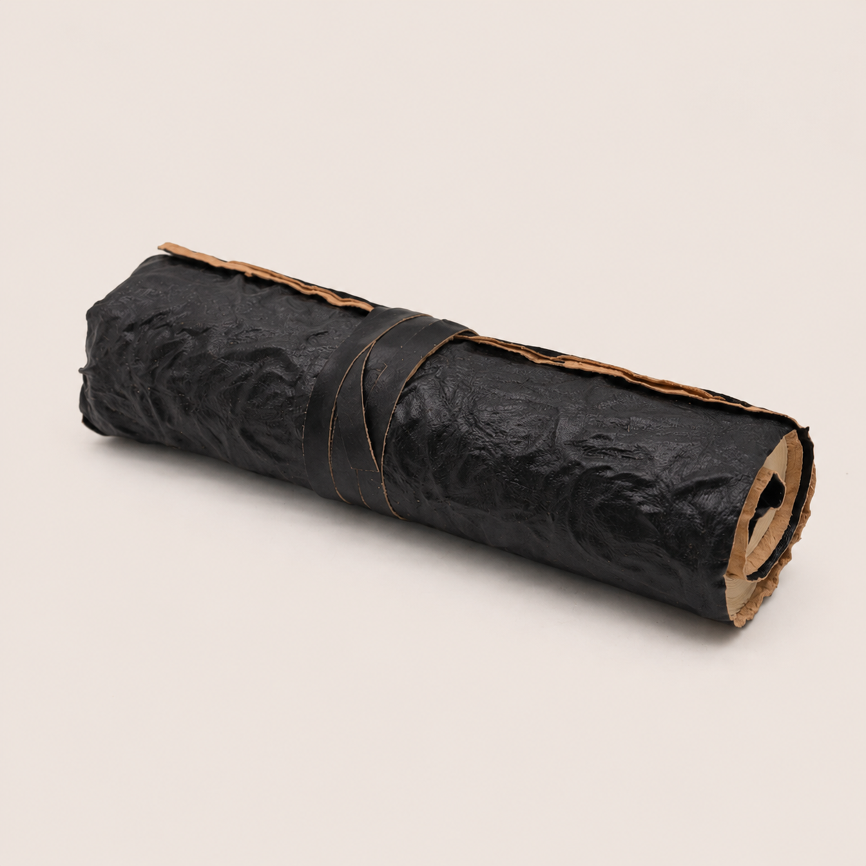 Carnet artisanal en cuir roulé avec lanière de fermeture, parfait pour écriture intuitive, magie et développement spirituel.