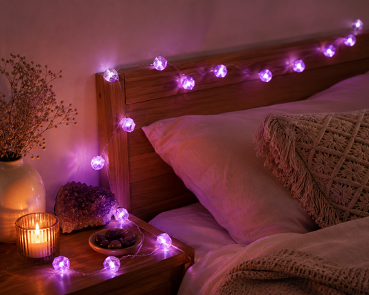 Guirlande lumineuse LED effet améthyste sur fond neutre pour décoration zen et ambiance apaisante