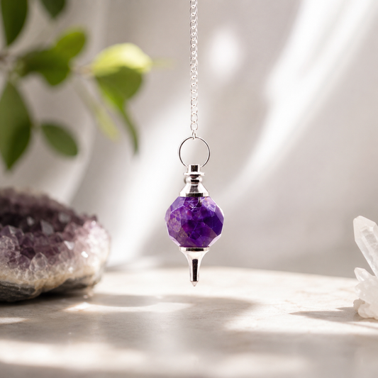 pendule suspendu, chaine en argent décor améthyste brute plante verte 