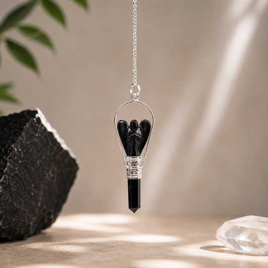Pendule de divination suspendu chaine argentée décor agate noire et cristal de roche