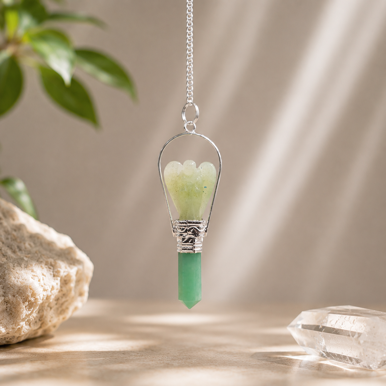 Pendule suspendu chaine argentée aventurine et plante verte en décor 