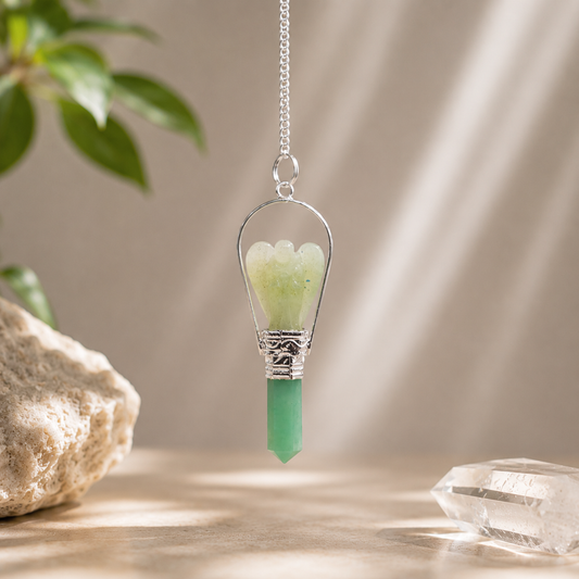 Pendule suspendu chaine argentée aventurine et plante verte en décor 