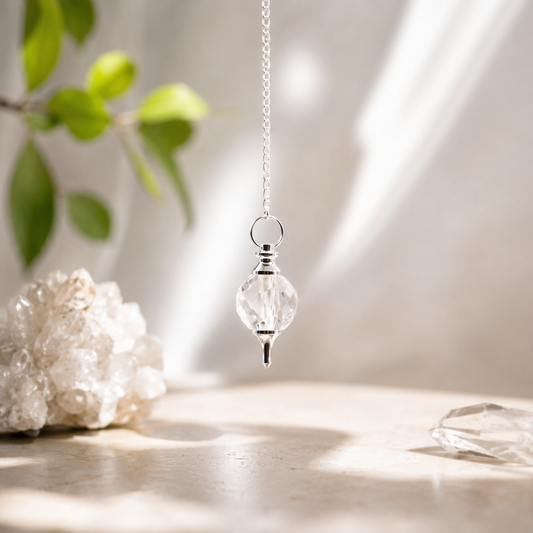 pendule suspendu, chaîne argent, décor cristal de roche et plante verte